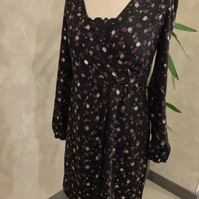 Pose de dentelle décolleté